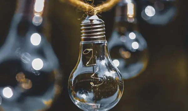 Energia electrică s-ar putea scumpi în sezonul rece. ANRE: Ajustarea nu va fi la fel de mare ca la gaz și căldură