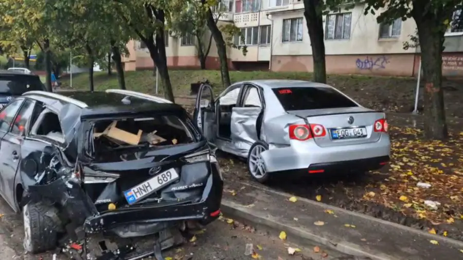 VIDEO Moment de neatenție. A lovit o mașină parcată și a provocat un carambol cu patru vehicule