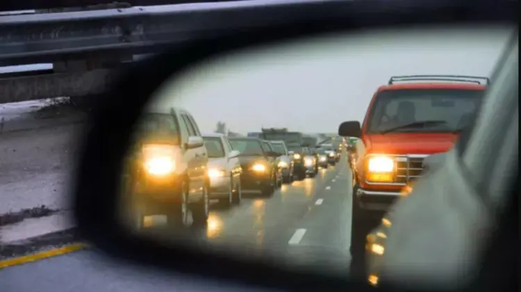 Pentru un trafic mai sigur! De mâine, șoferii sunt obligați să aprindă luminile de întâlnire pe timp de zi