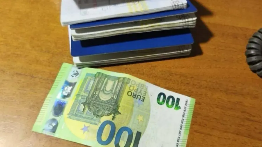 A ascuns bani în pașaport și a spus că sunt „pentru ceai și cafea”. Polițiștii de frontieră au refuzat mita