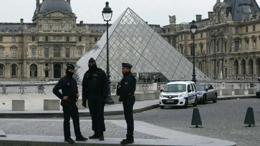Doi suspecţi, arestaţi în cazul furtului de la Muzeul Luvru. Unul dintre ei încerca să plece cu avionul spre Algeria