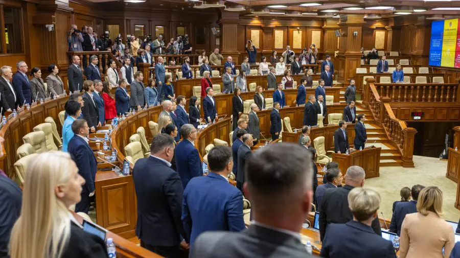 Parlamentul se întrunește în sedință. Audierea ministrei Muncii și Protecției Sociale, pe agenda