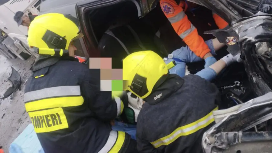 Un camion și o mașină s-au lovit grav la Cantemir. Două persoane, blocate printre fiare