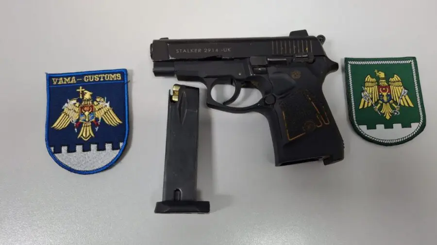 Arma ascunsă în bancheta mașinii: pistol și 13 cartușe găsite la vama Sculeni