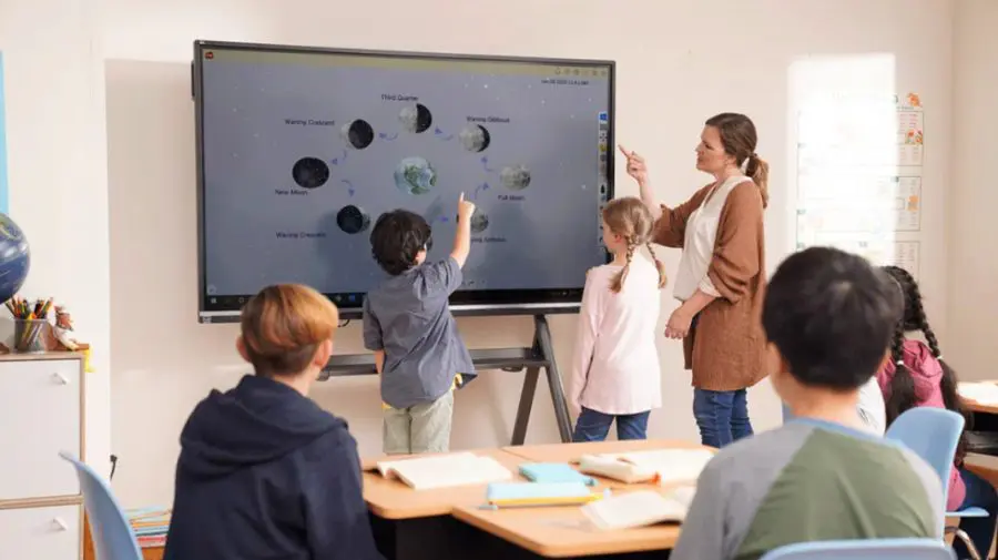 În 195 de școli din Moldova, lecțiile vor fi mai interactive cu ajutorul unei platforme digitale