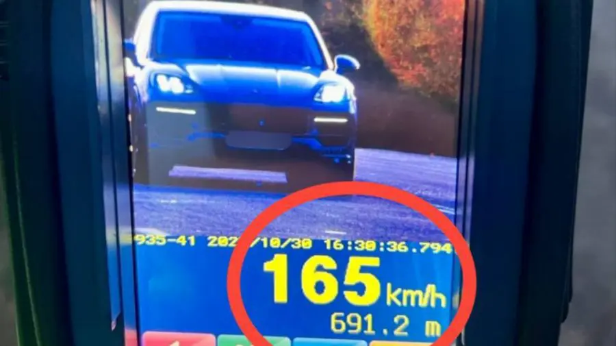 Pericol pe șosea. Vitezoman cu Porsche, surprins cu 165 km/h pe traseul Chișinău–Dubăsari