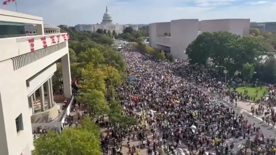 Milioane de americani protestează împotriva lui Trump în mișcarea „NO KINGS”. Președintele: „Nu sunt Rege!”
