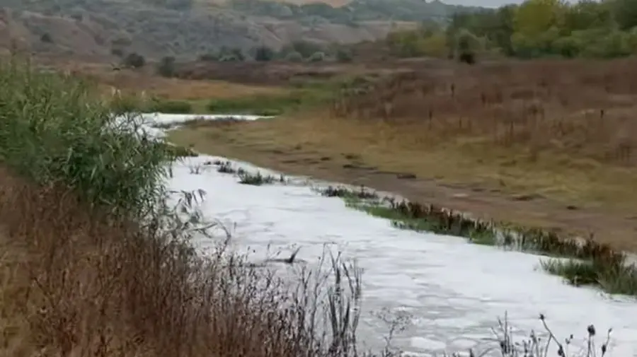 Poluare pe râul Răut? Inspectoratul de Mediu analizează spuma suspectă formată după ploi