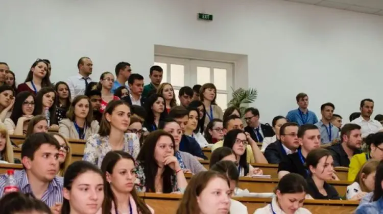 Doar unul din zece moldoveni cu dificultăți funcționale are studii universitare