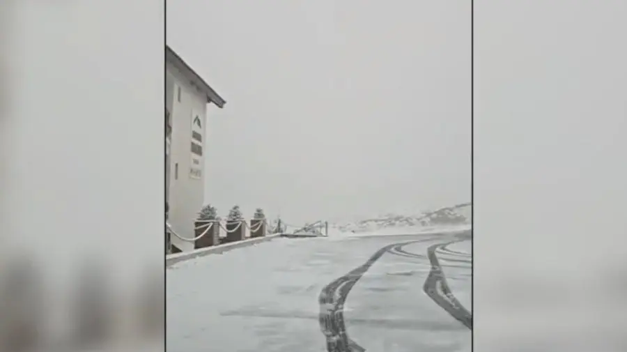 VIDEO Iarnă adevărată în octombrie, cu fulgi mășcați! Cod portocaliu de ninsoare în mai multe zone montane din România