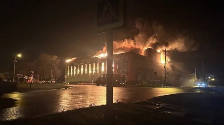 Atac cu drone în Belgorod: Acoperișul unui centru comercial a luat foc