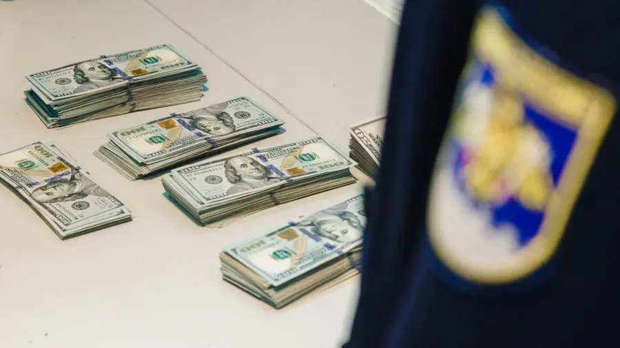 Peste 45.000 de dolari, găsiți într-un bagaj, la Aeroportul din Chișinău. Cui îi aparțin banii 