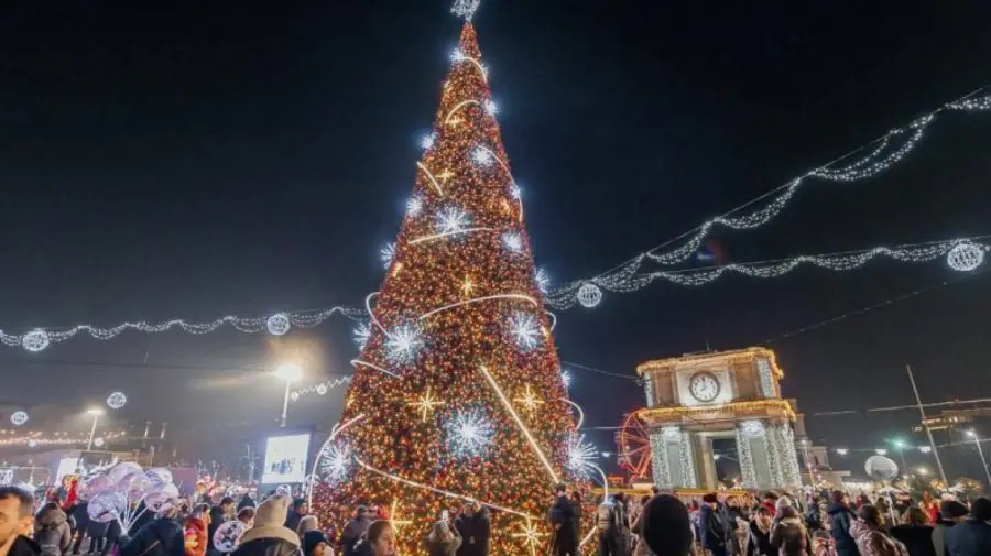 VIDEO Capitala se pregătește de sărbătoare: Când va avea loc inaugurarea bradului și a târgului de Crăciun