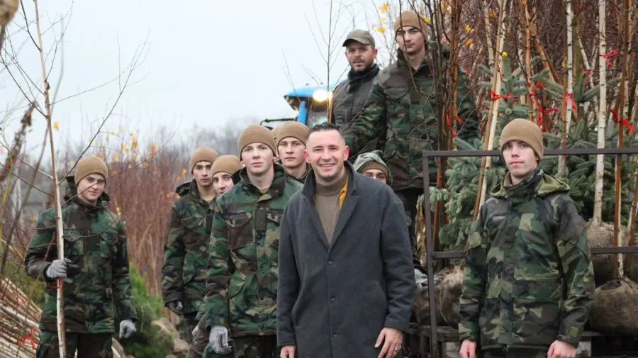 FOTO Emilian Crețu a scos militarii la plantat copaci, în Negureni: ”Puterea crește din rădăcini!”