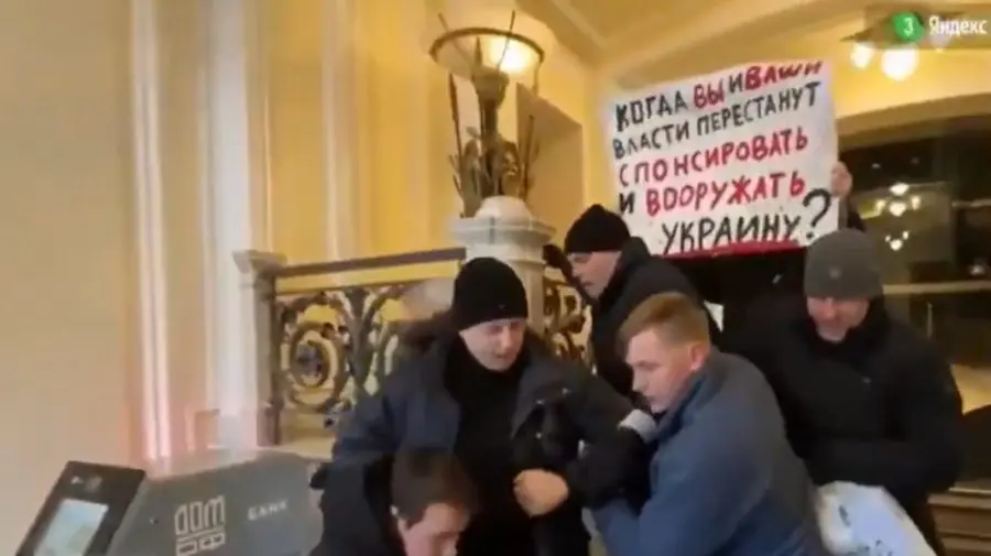 VIDEO Diplomat polonez agresat la Sankt Petersburg: Varșovia acuză Rusia de încălcarea convențiilor internaționale