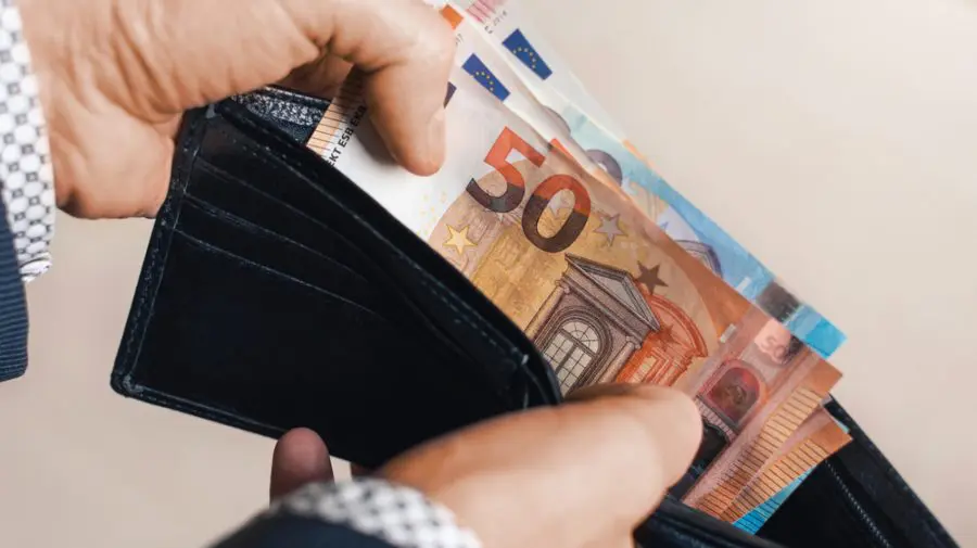 Curs valutar 18 noiembrie 2025: Dolarul scade, euro rămâne stabil