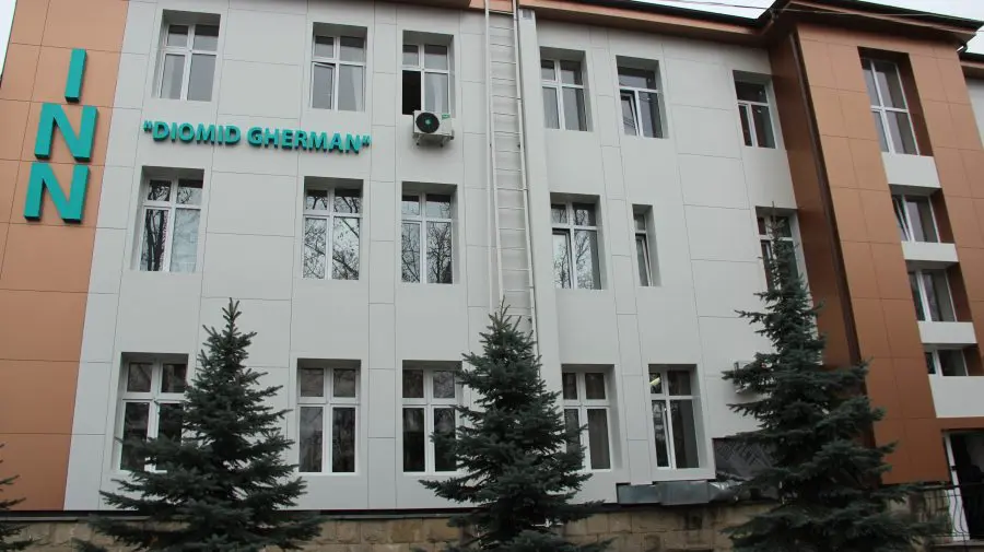 Un pacient de 73 de ani a murit după ce a căzut de la etajul trei al Institutului de Neurologie din Chișinău