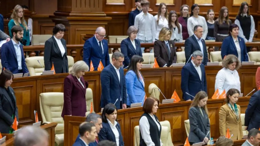 Minut de reculegere în Parlament, în memoria lui Ilie Ilașcu. Deputații PSRM și PCRM nu s-au ridicat