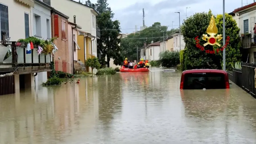 FOTO Inundații cumplite în nordul Italiei. Zeci de persoane, refugiate pe acoperișuri