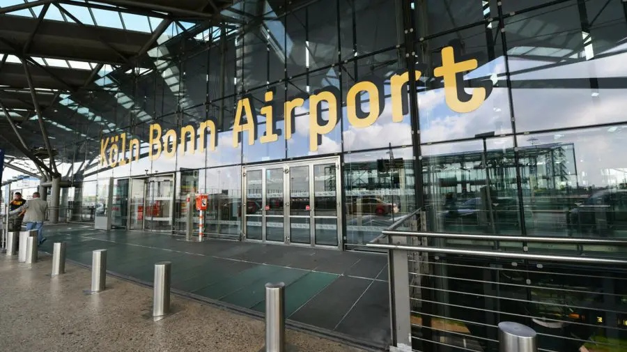 După precedentul creat de români, trei britanici au fugit după avion pe o pistă din Koln. Au forțat ieșirea de urgență