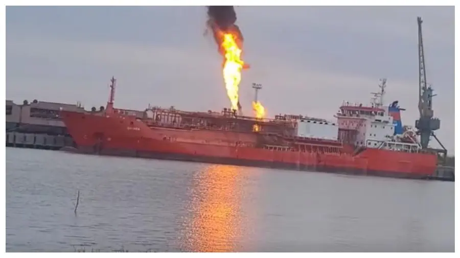Incendiul navei cu GPL din apele ucrainene s-a încheiat: locuitorii revin acasă