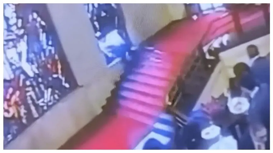 VIDEO Moment surprins de camere: un oficial italian a lovit un vitraliu valoros