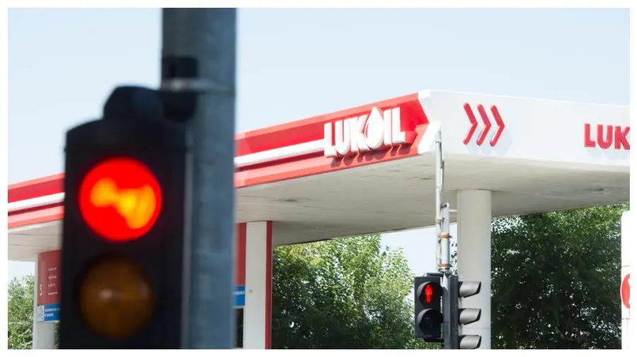 Sancțiunile SUA determină închiderea benzinăriilor Lukoil: Care este prima țară UE care le oprește