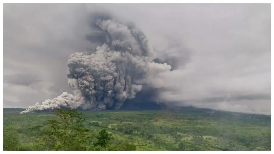 VIDEO Frica lovește insula indoneziană: Vulcanul Semera erupe violent și ridică nivelul de alertă