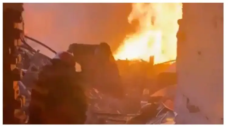 VIDEO Imagini ȘOCANTE: clădire prăbușită și oameni prinși în flăcări după explozia din Pakistan