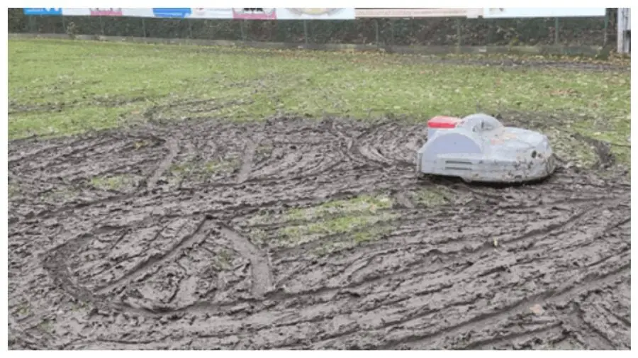 Terenul principal al unui club de fotbal german, distrus de un robot de tuns iarba