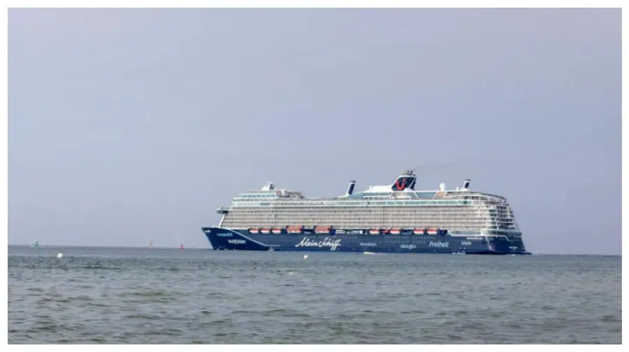 VIDEO Peste 50 de pasageri ai unei nave de croazieră, în derivă după scufundarea unui catamaran