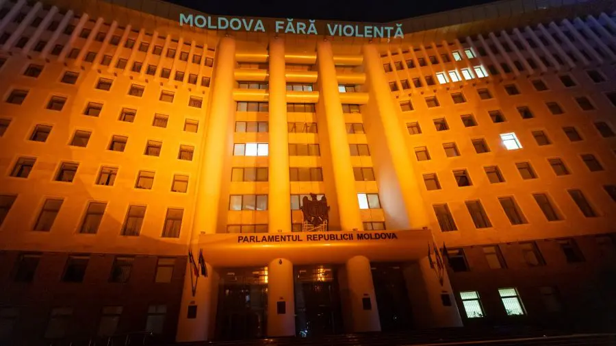 Clădirea Parlamentului, iluminată în oranj în semn de solidaritate cu victimele violenței de gen