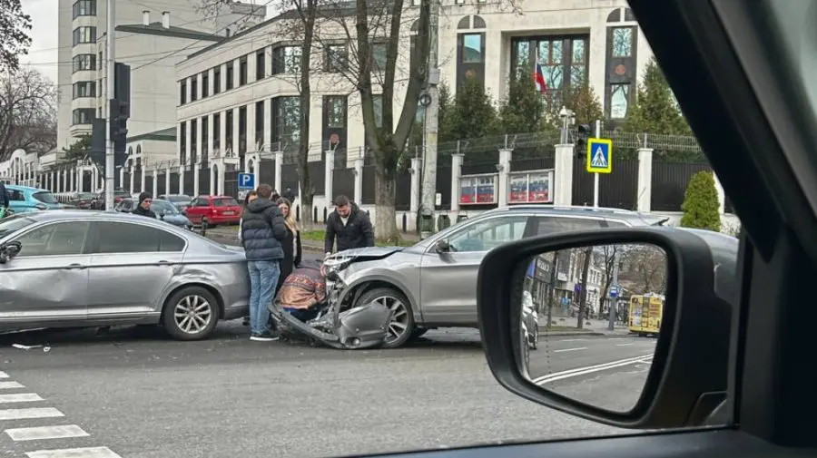 VIDEO Accident lângă Ambasada Federației Ruse la Chișinău. Două mașini au fost grav avariate