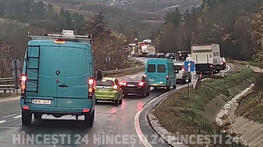 VIDEO Un autocar cu opt persoane în el s-a răsturnat într-o curbă de pe traseul Fundul Galbenei-Hîncești