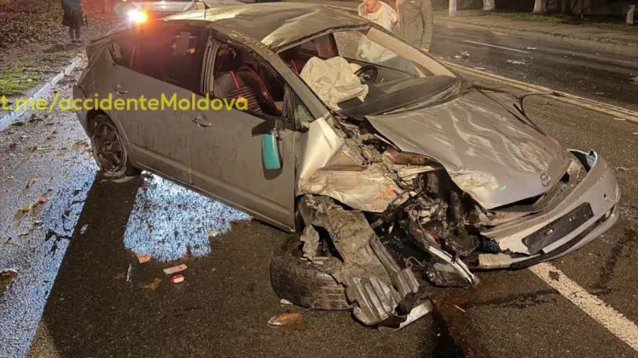 FOTO Impact violent pe o stradă din Chișinău: O Toyota a fost avariată