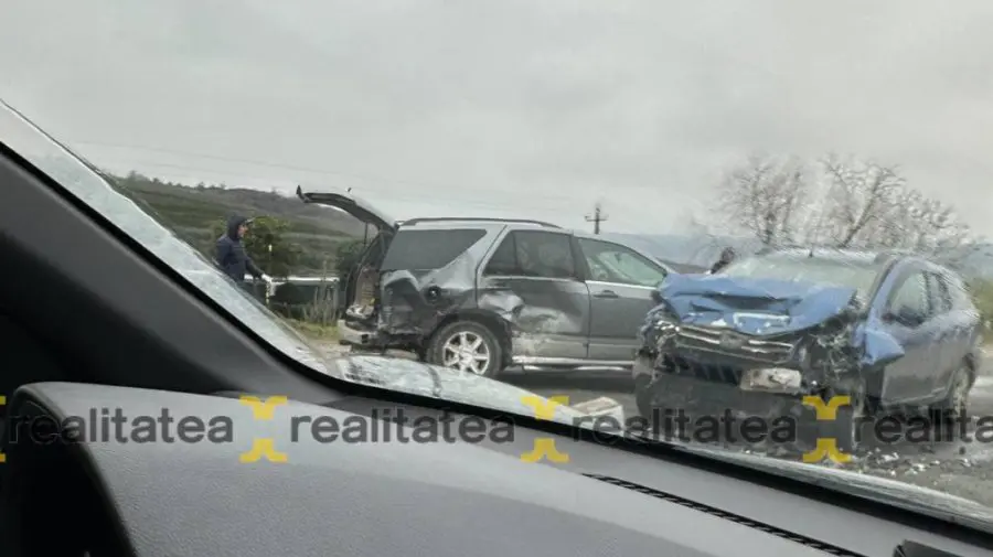 Două mașini s-au lovit frontal pe traseul Chișinău-Leușeni. Unul dintre șoferi a fost rănit