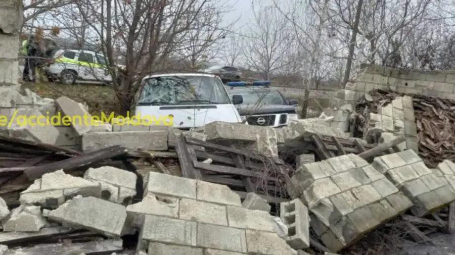 FOTO Două mașini, printre care o autospecială a IGPF, au ajuns într-un gard. Cum s-a produs impactul