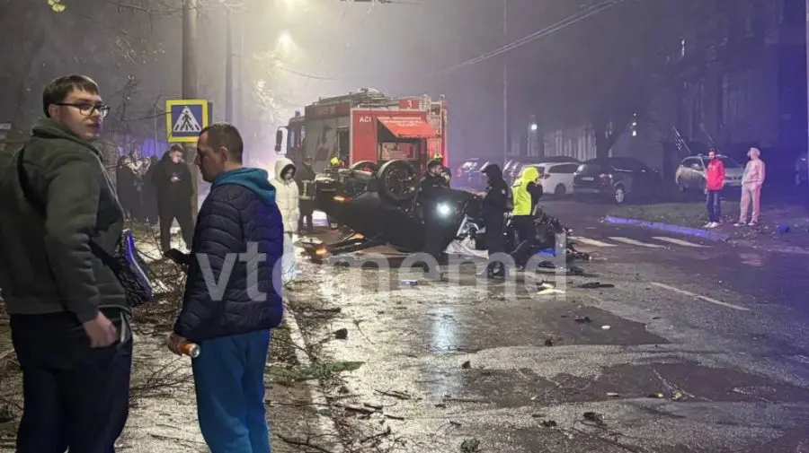 VIDEO Accident grav pe strada Vasile Lupu: un Audi s-a răsturnat după ce a lovit cinci mașini parcate