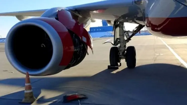 Zbor de coșmar. Un avion rusesc cu 90 de pasageri la bord a început să se dezintegreze în aer
