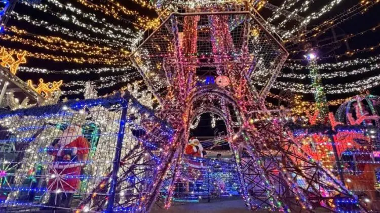 Un belgian și-a decorat casa cu 250.000 de luminițe pentru Crăciun. Curtea sa a devenit un adevărat parc tematic