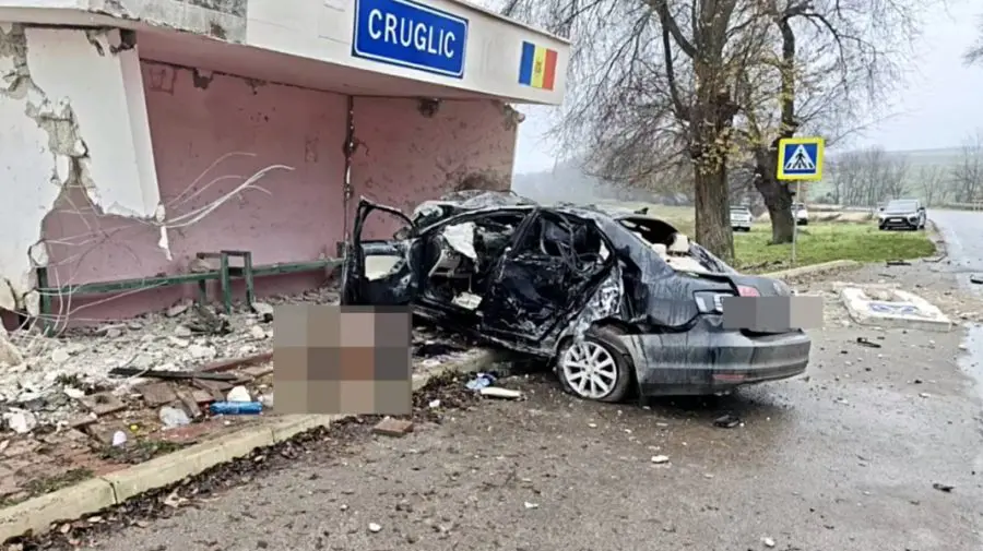 Accident fatal la Criuleni. Șofer urmărit de polițiști s-a izbit într-o stație de așteptare