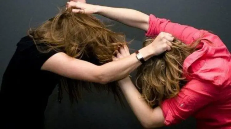Bătaie între adolescente, în Slobozia: O fată de 15 ani, rănită după un conflict cu fosta prietenă