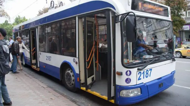 În troleibuzele din Chișinău sunt introduse bilete noi de călătorie. Cum arată
