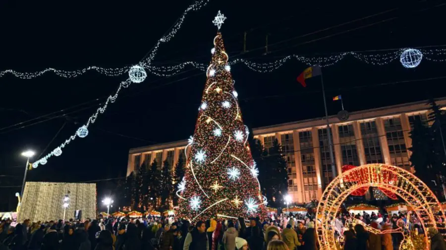 FOTO Chișinăul intră în atmosfera sărbătorilor. Se montează primele decoruri de iarnă