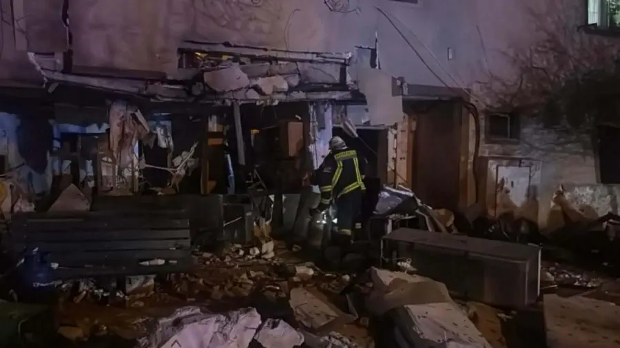 O nouă explozie puternică într-un bloc din București: Există risc de prăbușire
