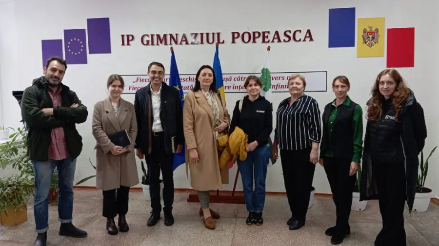 Refugiați romi învață limba română la Centrul de plasament din Popeasca