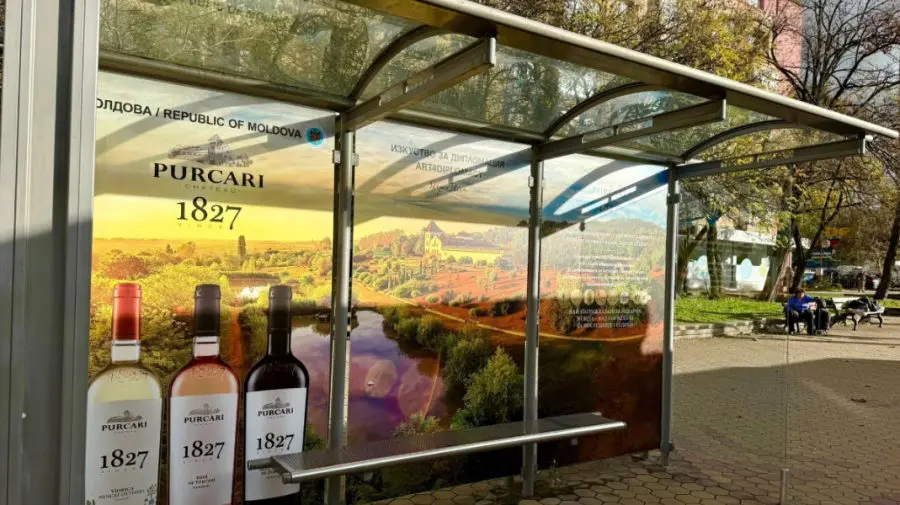 Un strop de Moldova în Bulgaria. Stații de transport public decorate cu imaginea Purcari