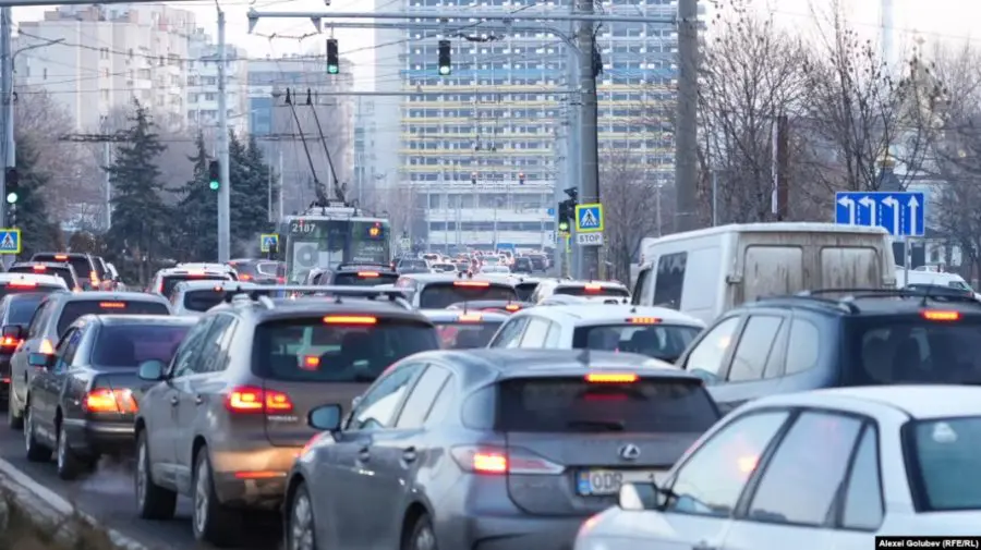 De cinci ori mai multe mașini decât capacitatea Chișinăului. Ceban înaintează o lege pentru parcări