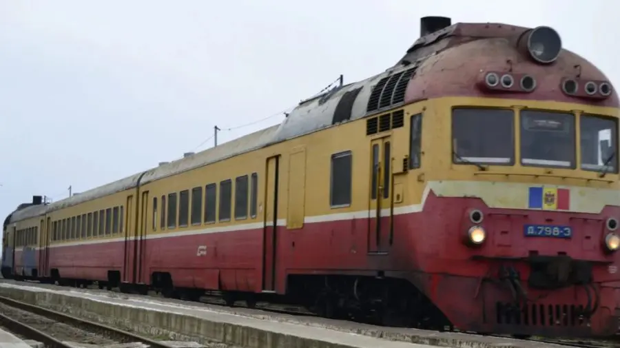 Transportul feroviar își pierde relevanța în Moldova. Numărul de pasageri s-a redus cu 50%