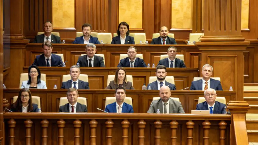 Noul Guvern condus de Alexandru Munteanu depune jurământul de învestire. RLIVE TV transmite în direct ceremonia